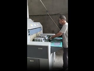 鑫百通壓鑄件輸送式自動噴砂機(jī)工作視頻