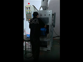 鑫百通滾筒式自動(dòng)噴砂機(jī)工作視頻