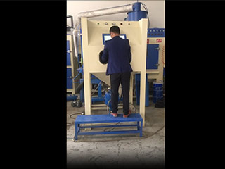 鑫百通小型高壓箱式手動噴砂機(jī)工作視頻